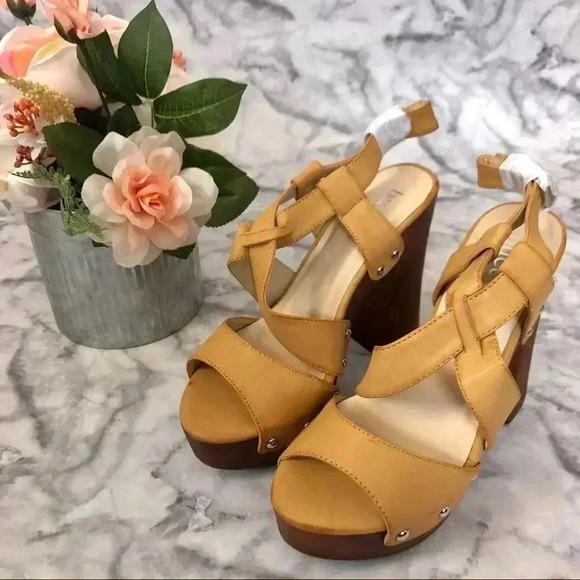 Bucco Erikine Heels Tan Faux Leather Strappy Heels Sandals Wedges Women's Size 8 - Picture 2 of 8